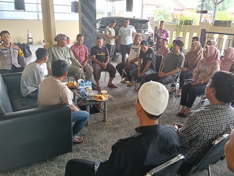 Kapolres Serang, AKPB Condro Sasongko berdialog dengan PHL. (Ist)