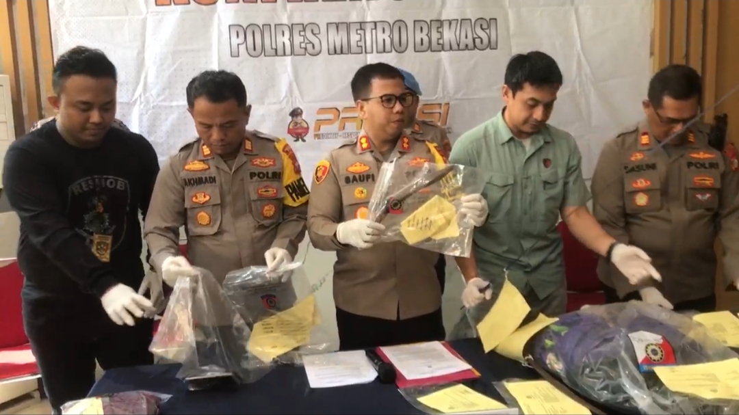 Wakapolres Metro Bekasi AKBP Saufi Salamun memberi keterangan pengungkapan kasus tawuran antarpelajar. (eka)