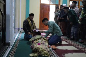 Kang DS Langsung Takziyah dan Ikut Solatkan Fauzan, Korban Gempa Kertasari