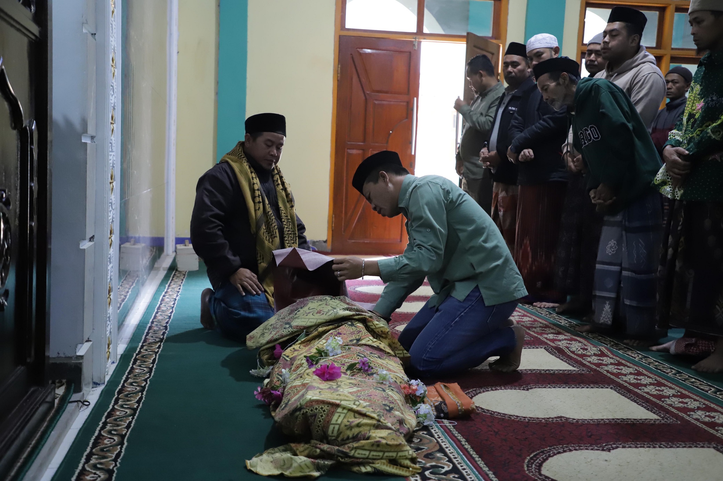 Bupati Dadang Supriatna ikut solatkan korban tewas gempa di Bandung. (Ist)