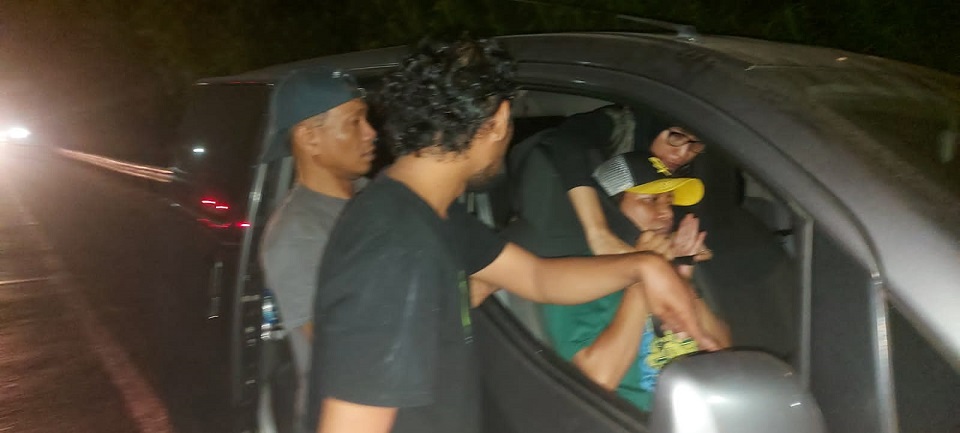 Wanita pengendara taksi online peragakan saat dirampok penumpang di Tol Bekasi. (Ist)