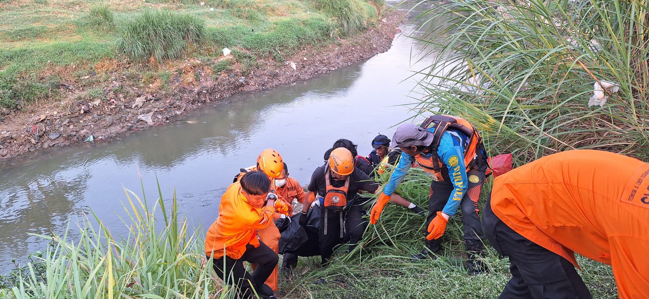 Tim SAR gabungan berhasil menemukan jasad remaja yang tenggelam di Kali Bekasi. (Eka)