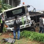 Sopir mengantuk, truk terjun dari tol di Bekasi. (eka)