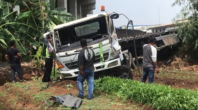 Sopir mengantuk, truk terjun dari tol di Bekasi. (eka)