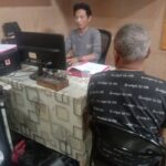 Pelaku percobaan pencurian sepeda motor diinterogasi petugas. (Ist)