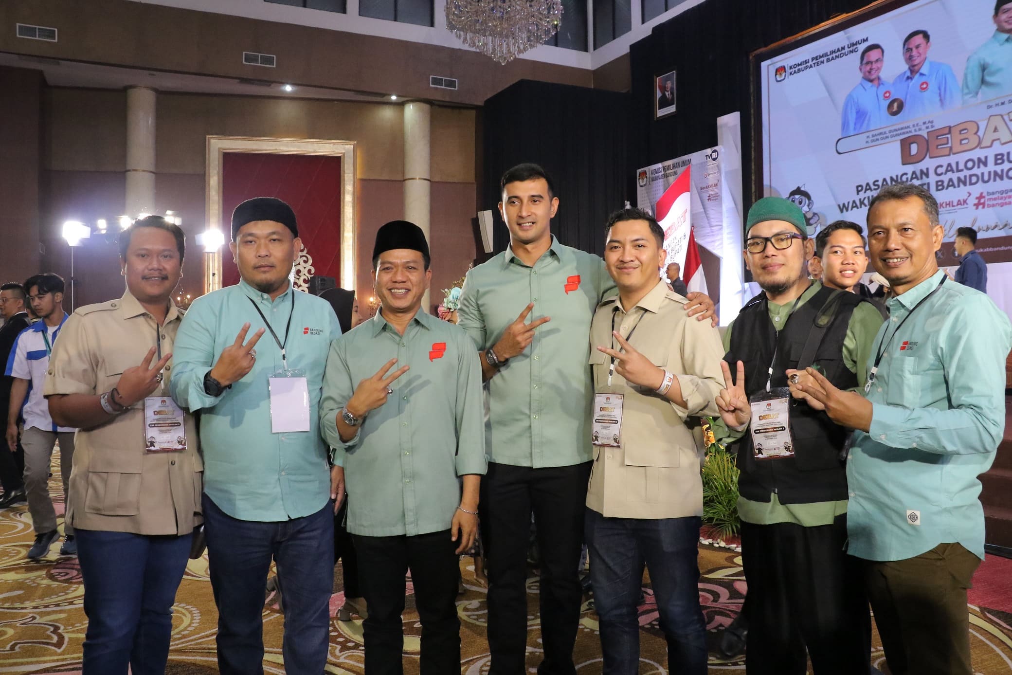 Calon Bupati dan Wakil Bupati Bandung, Dr Dadang Supriatna-Ali Syakieb berfoto bersama usai mengikuti debat publik di Bandung. (Ist)