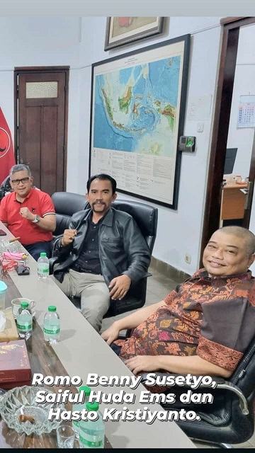 Alm. Romo Benny Susetyo bersama kolega. (Ist)