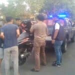 Petugas mengevakuasi motor milik pelaku yang dipakai untuk beraksi di Bekasi. (Eka)