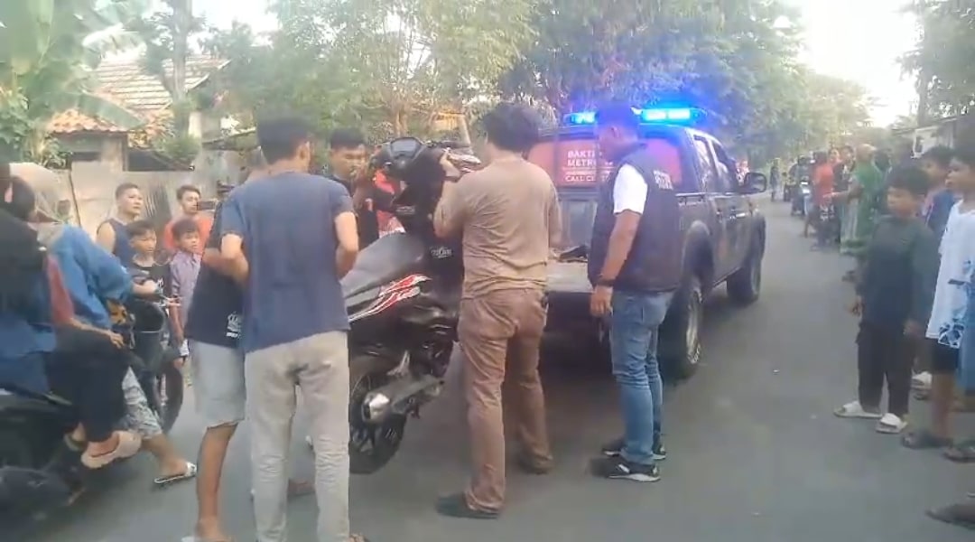 Petugas mengevakuasi motor milik pelaku yang dipakai untuk beraksi di Bekasi. (Eka)