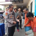 Kapolsek Sunggal, Kompol Bambang G Hutabarat interogasi tersangka komplotan begal 'Becak Hantu'. (Lilik_