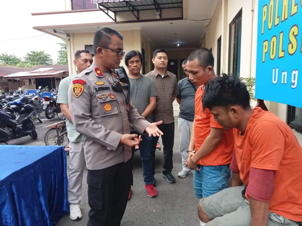 Kapolsek Sunggal, Kompol Bambang G Hutabarat interogasi tersangka komplotan begal 'Becak Hantu'. (Lilik_