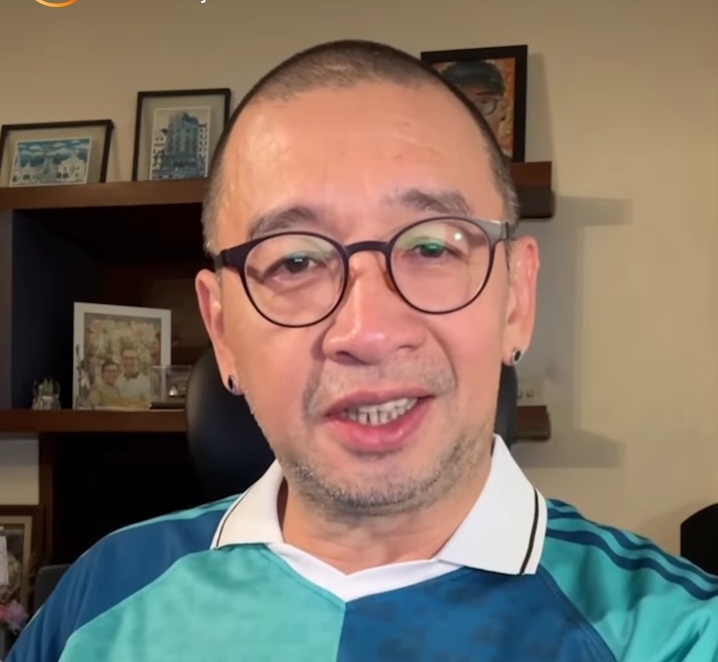 profil Coach Justin, mantan Pelatih Futsal dan komentator sepak bola yang kritis.