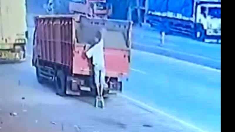 Siram Pasir di Bak Truk, Warga Kendal Dihantam Livina dari Depok
