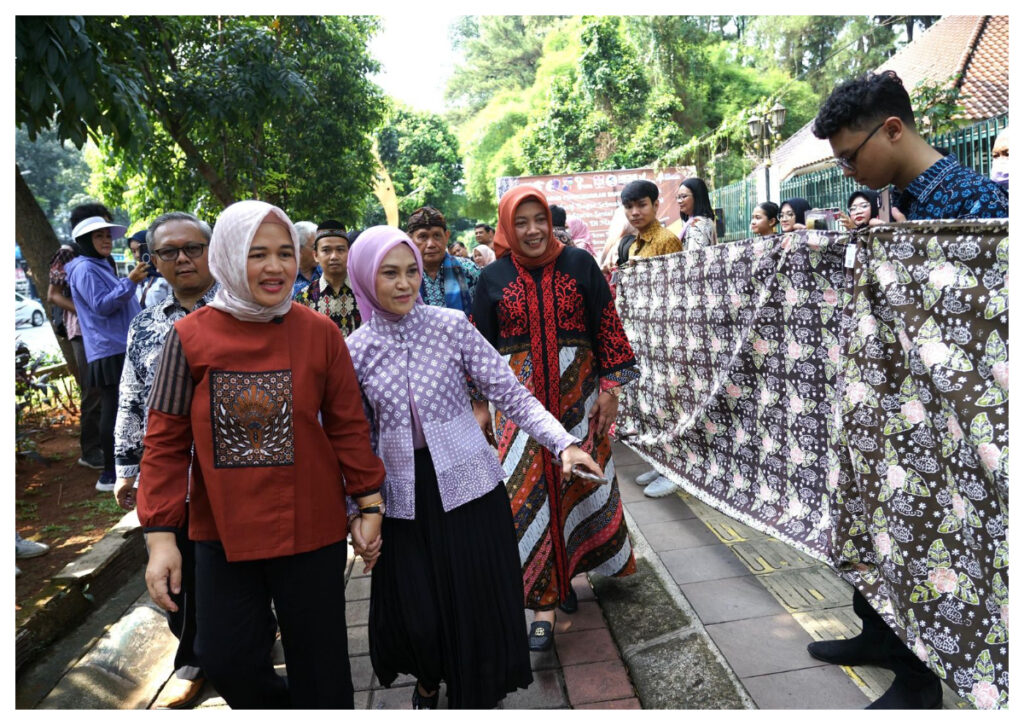 Bogor Cetak Sejarah Baru di Hari Batik Nasional, Bentangkan Kain Batik Sepanjang 4,1 Kilometer