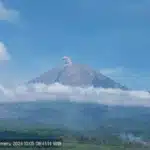 Gunung Semeru kembali erupsi dengan letusan setinggi 700 meter di atas puncak pada hari ini Sabtu pukul 06.45 WIB.