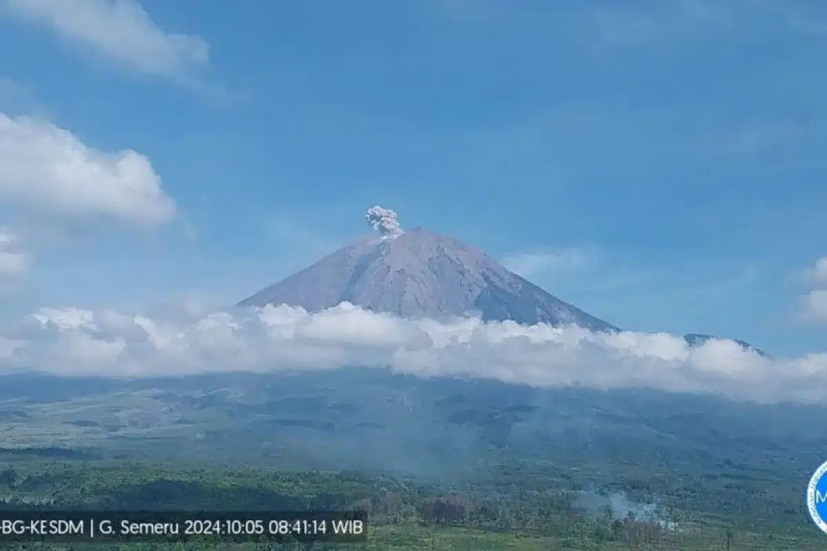 Gunung Semeru kembali erupsi dengan letusan setinggi 700 meter di atas puncak pada hari ini Sabtu pukul 06.45 WIB.