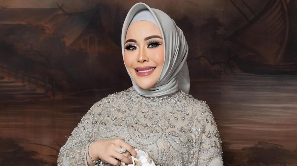 Heni Sagara, seorang apoteker sukses, mendadak menjadi perbincangan hangat di media sosial setelah disebut-sebut sebagai "ibu mafia skincare."