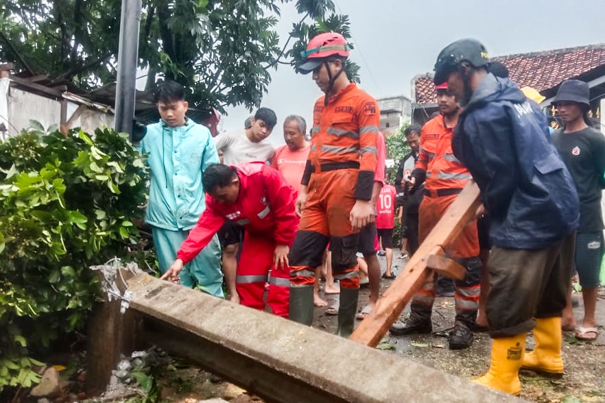 Hujan Deras Disertai Puting Beliung Hantam Bogor, Sejumlah Rumah Rusak dan Listrik Terputus