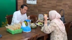 Jokowi Kembali Jadi Masyarakat Biasa, Bersama Istri Santai Menikmati Sate dan Sop di Warung Langganan