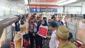 KAI Commuter Rayakan Sumpah Pemuda dengan Souvenir Anti Galau di Stasiun Bogor