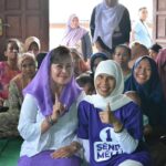 Calon Wakil Wali Kota Bogor nomor urut satu, Melli Darsa bersama warga dalam kunjungan kampanye nya. (Nicho)