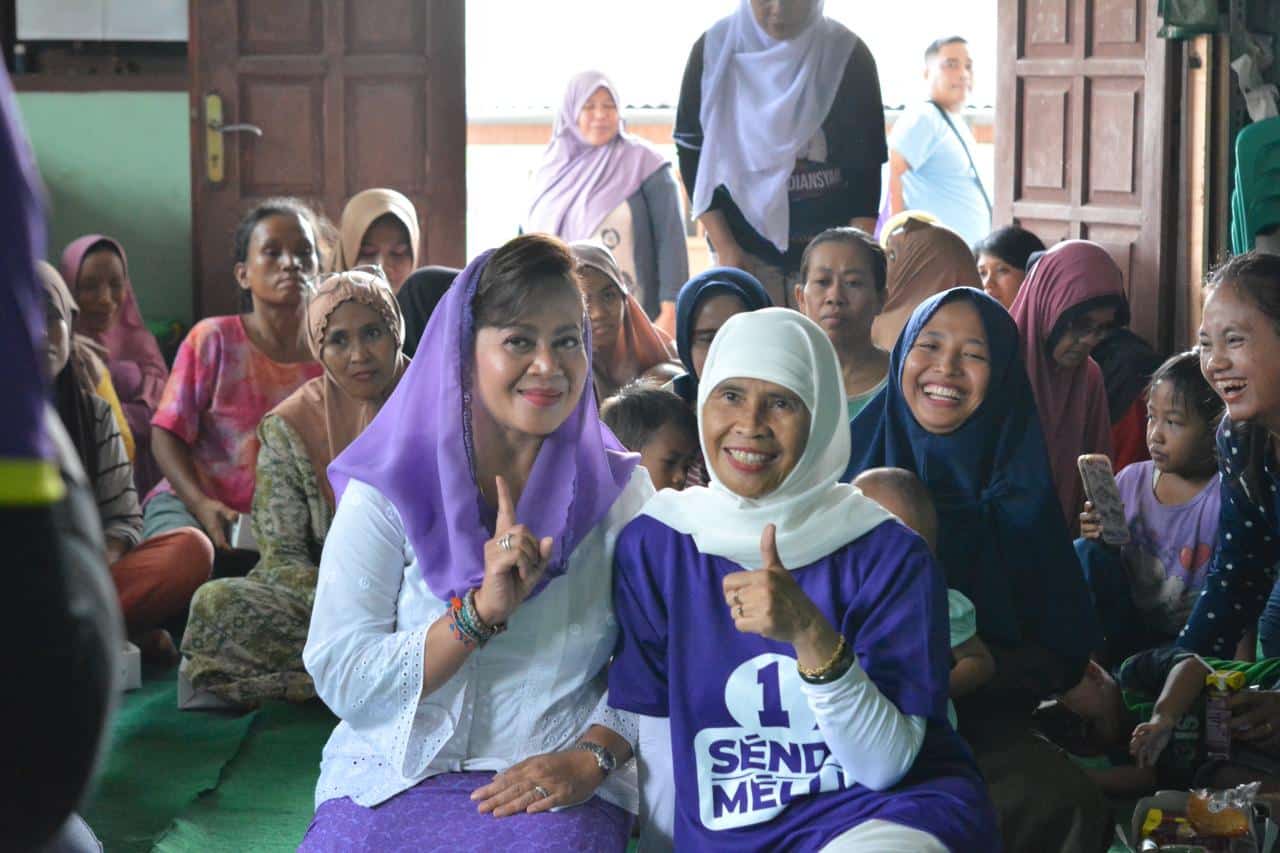 Calon Wakil Wali Kota Bogor nomor urut satu, Melli Darsa bersama warga dalam kunjungan kampanye nya. (Nicho)