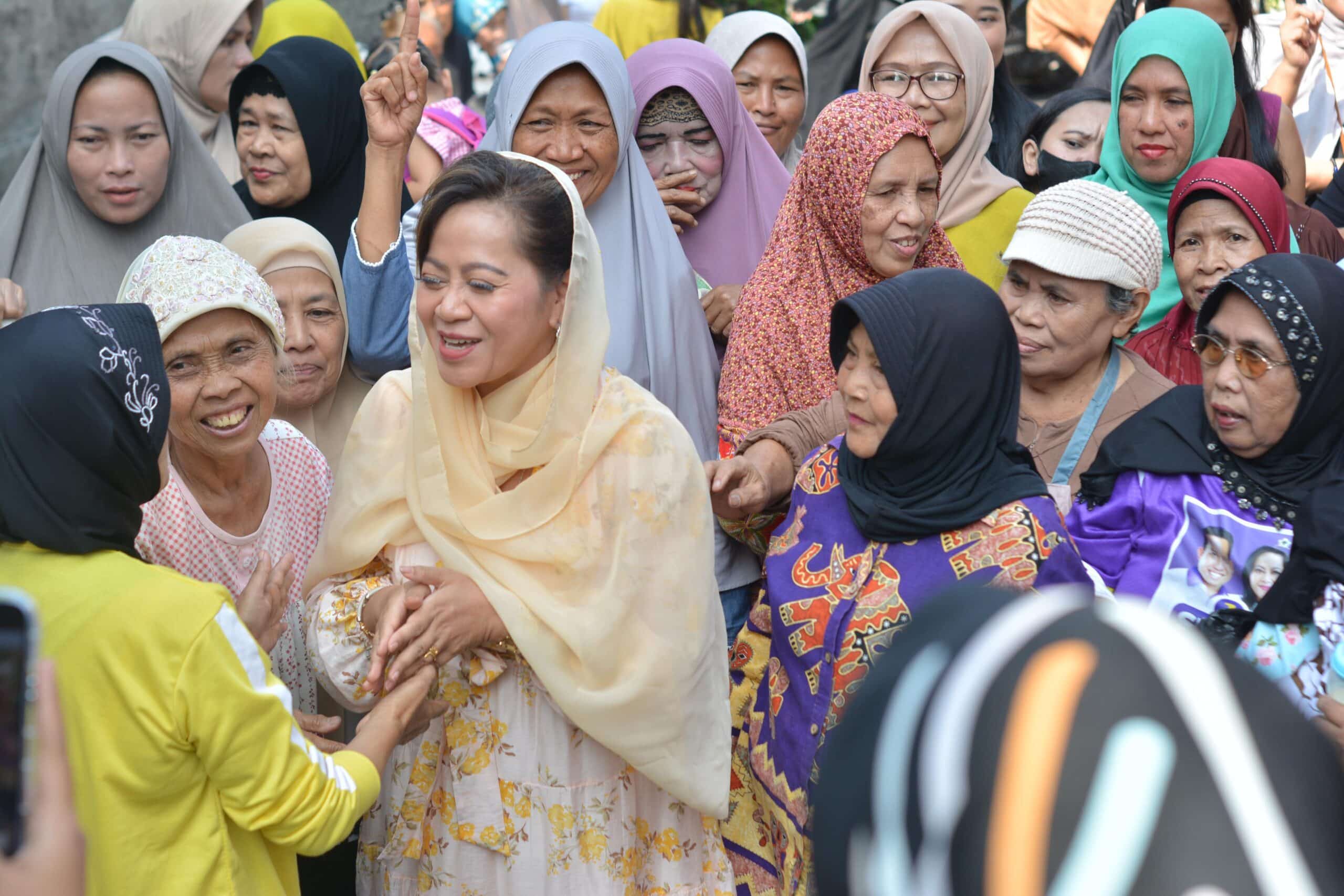 Calon Wakil Wali Kota Bogor nomor urut satu, Melli Darsa, menyapa warga dalam kegiatan kampanyenya. (Nicho)