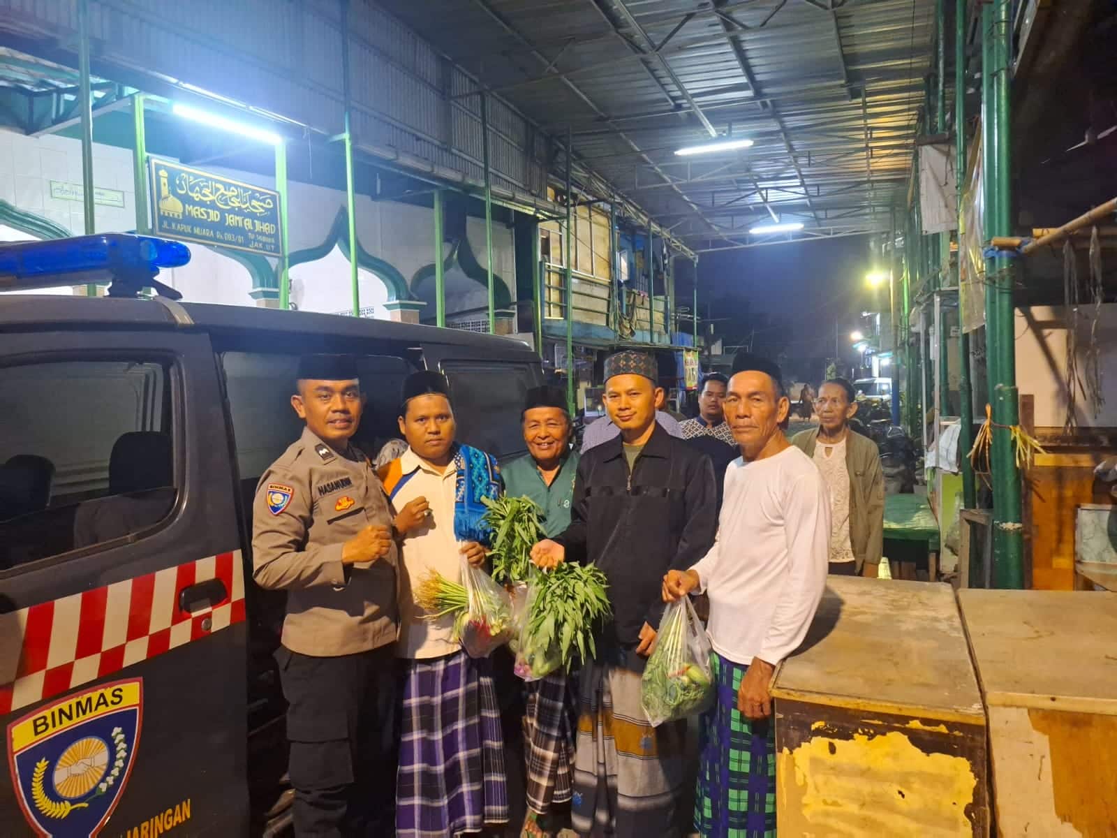 Polisi lakukan panen subuh bersama jamaah di wilayah Jakarta. (Aris MP)