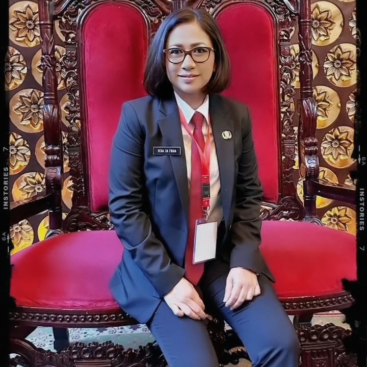 Rena Da Frina, dengan latar belakang akademis sebagai Sarjana Pertanian dan Magister Manajemen Bisnis dari Institut Pertanian Bogor (Nicho)