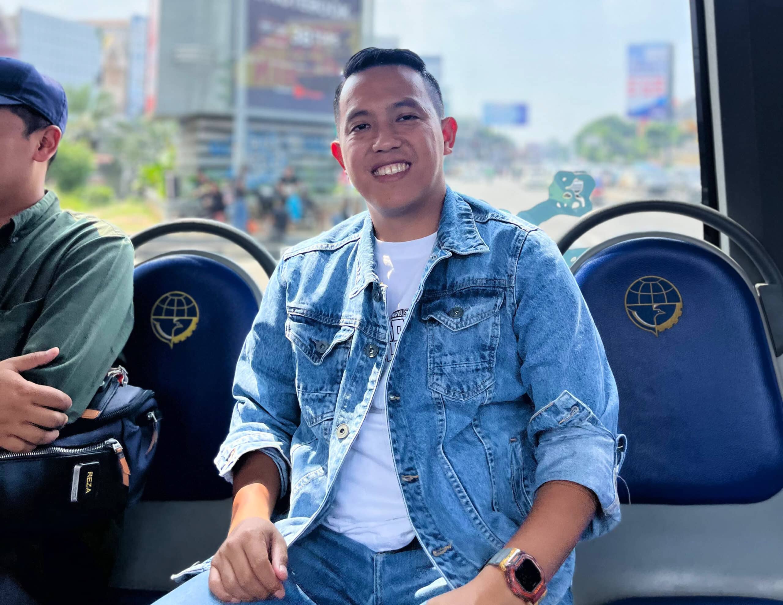 Calon Wali Kota Bogor, Nomor Urut 1, Sendi Fardiansyah mencoba layanan Biskita. (Nicho)