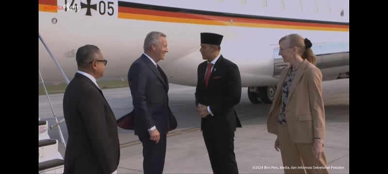 Menteri Agus Harimurti Yudhoyono (AHY) menyambut kedatangan mantan Presiden Jerman Christian Wulff di Halim Perdana Kusuma. (Youtube Sekretariat Presiden)