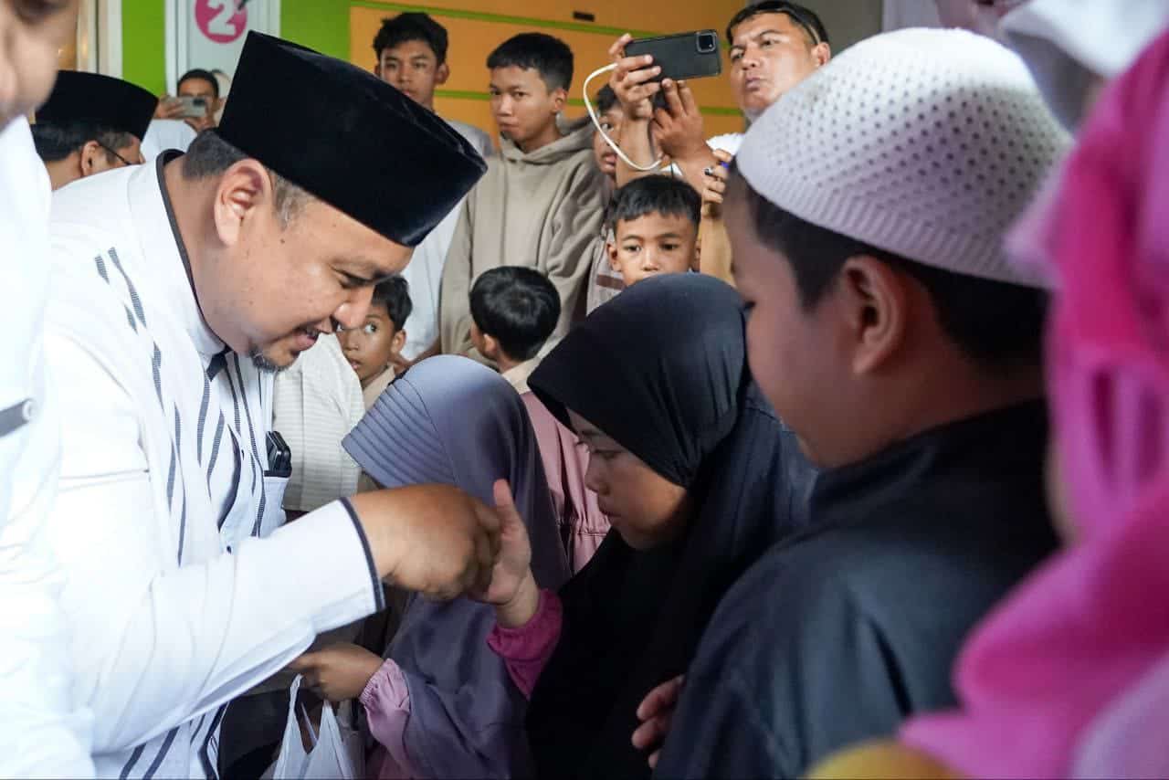 Atang Trisnanto menggelar doa bersama, istigosah, dan tahlil bersama santri dan para kyai di Sekber Kota Paris. (Ist)