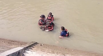 Petugas berhasil menemukan dua bocah yang hilang akibat tenggelam di sungai. (Ist)