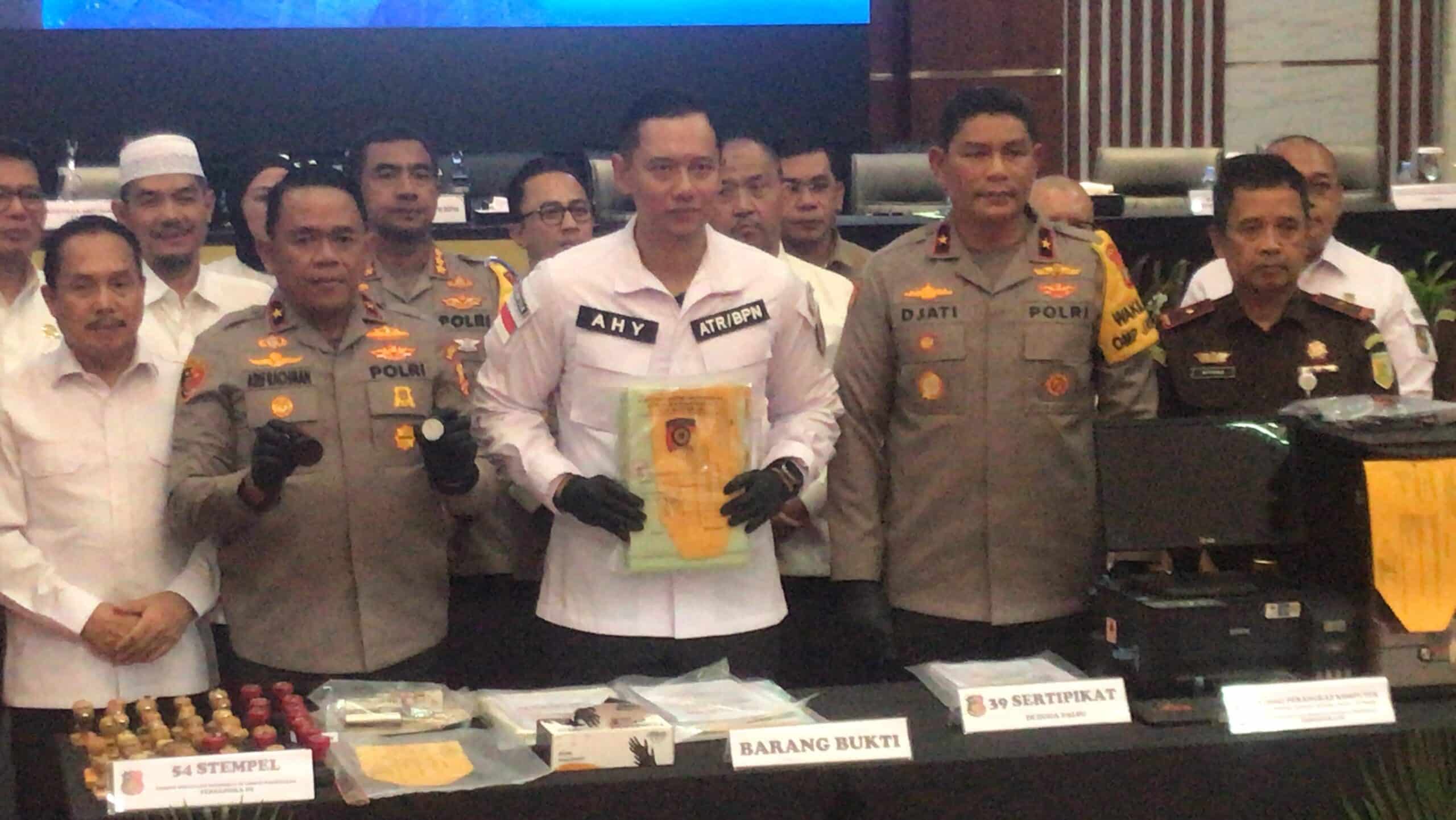 Menteri ATR/BPN AHY gelar rilis pengungkapan mafia tanah yang merugikan korbannya hingga Rp7,9 miliar. (Eka)