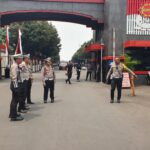 Petugas melakukan pengamanan kunjungan Presiden Jokowi ke Markas Brimob dan Depok. (Aris MP)