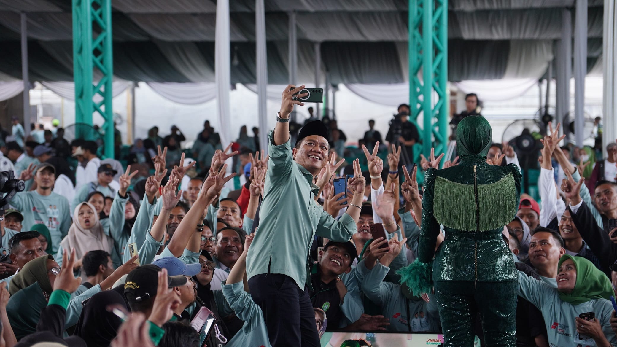 Dadang Supriatna bertemu dengan pendukung di acara silaturahmi tim dan penguatan Koor TPS di Pangalengan, Selasa (15/10/2024). (Ist)