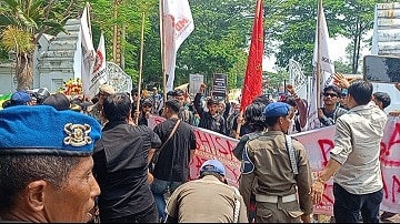 Mahasiswa dan masyarakat berunjuk rasa di HUT ke-498 Kabupaten Serang. (Ist)