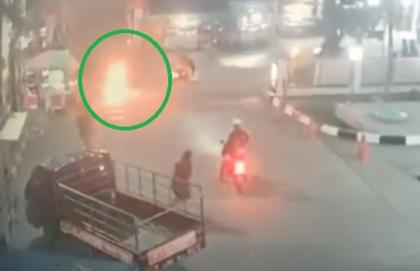 Pria bakar diri di Tangsel terekam CCTV. (Ist)