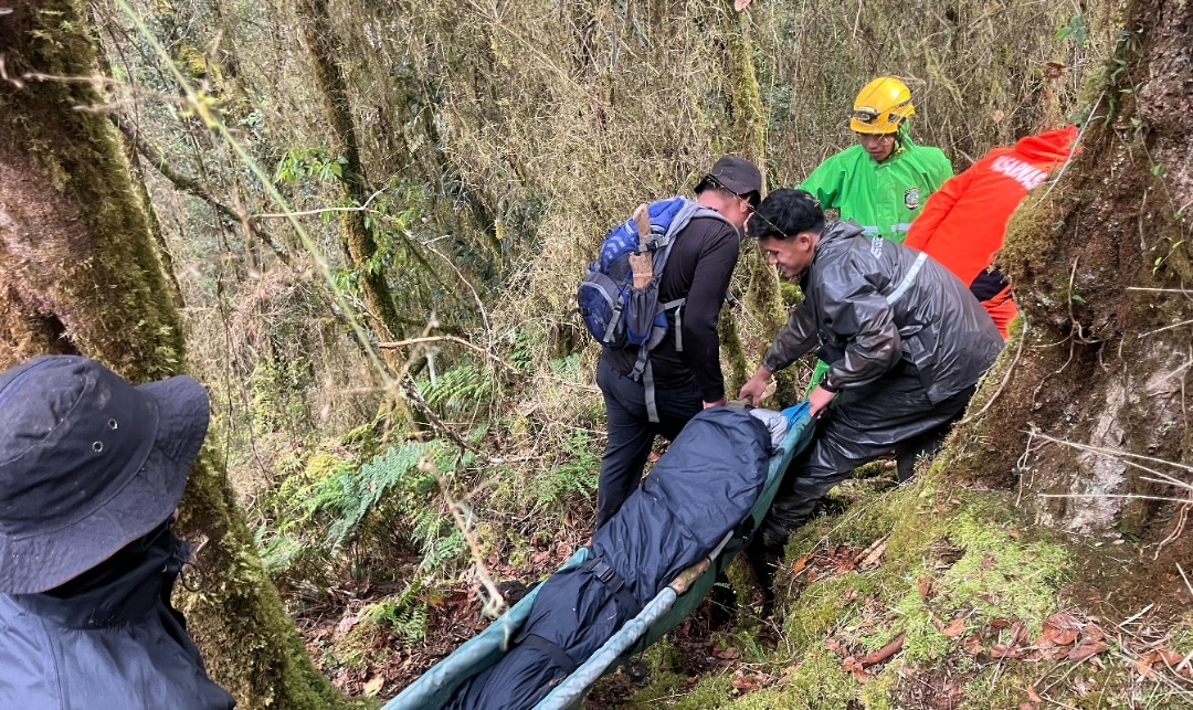 Petugas SAR mengevakuasi pendaki di Gunung Gandang Dewata. (Ist)
