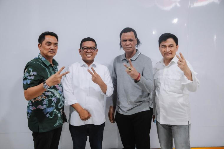 Hercules bersama pasangan Andra Soni dan Dimyati. (Yoyok)