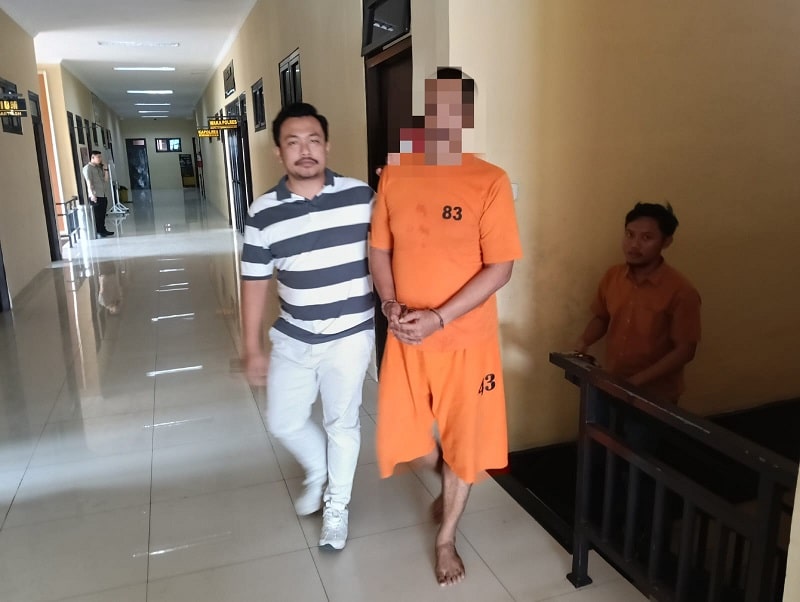 Pria ngaku pegawai Kedubes Arab Saudi ditangkap karena coba mengirim pekerja perempuan ilegal lewat Bandara Soetta. (jm)