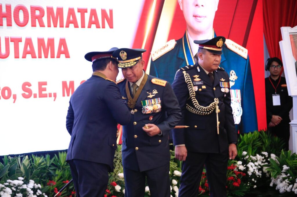 Sinergisitas TNI-Polri, Kapolri Sematkan Tanda Jasa kepada Panglima TNI