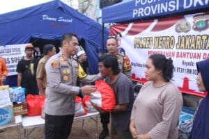 Polres Jakarta Barat Bantu Korban Kebakaran Tambora