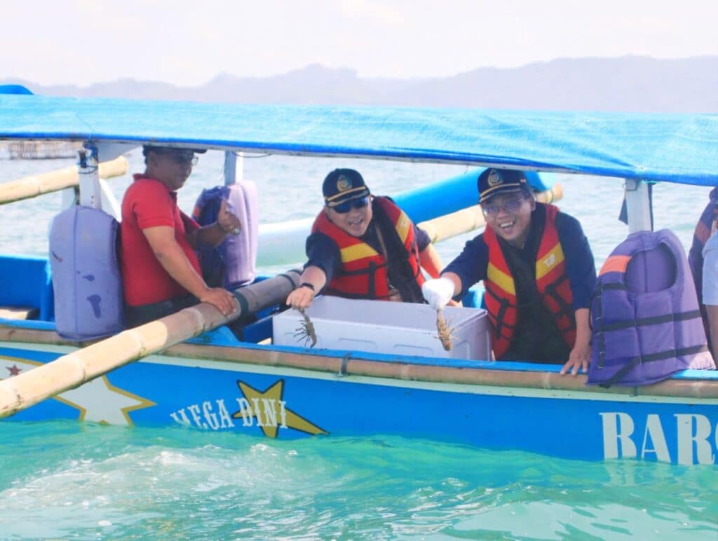 Lestarikan Siklus Hidup Hewan, DKP Jabar Lepas 300 Ekor Lobster ke Laut