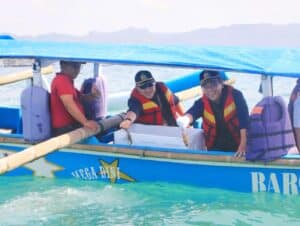 Lestarikan Siklus Hidup Hewan, DKP Jabar Lepas 300 Ekor Lobster ke Laut