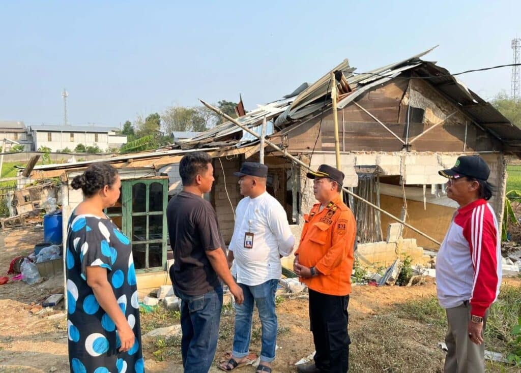 Dampak Cuaca Buruk Ratusan Rumah di Cikarang Timur Rusak Parah