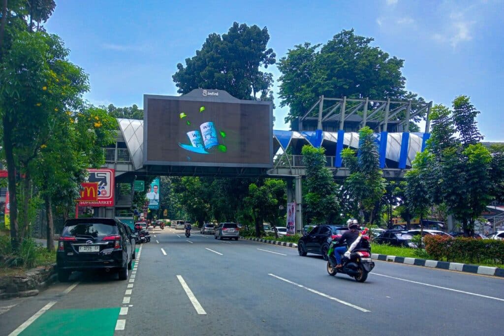 Pembangunan JPO Tidur, Warga Bogor Cemas mau Nyebrang, Iklan Videotron Malah Enak-enakan Berjalan