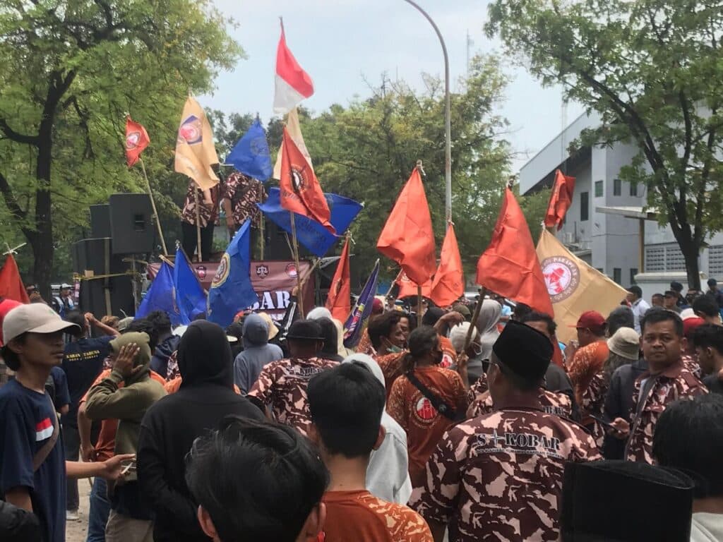 Massa Ormas dan Karang Taruna Unjuk Rasa di Depan PT Sigma Rekayasa Prima Bekasi