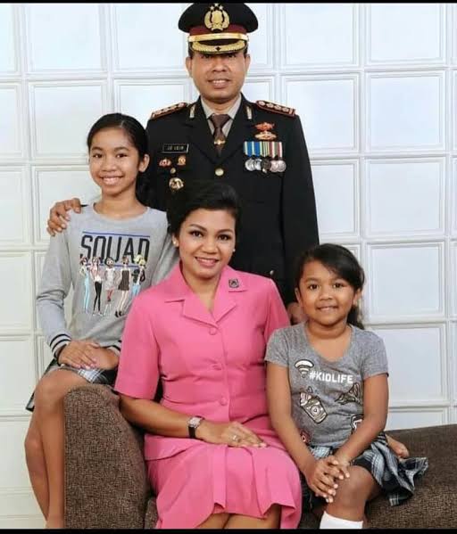 Irjen Pol beserta keluarga ketika masih berpangkat Kombes