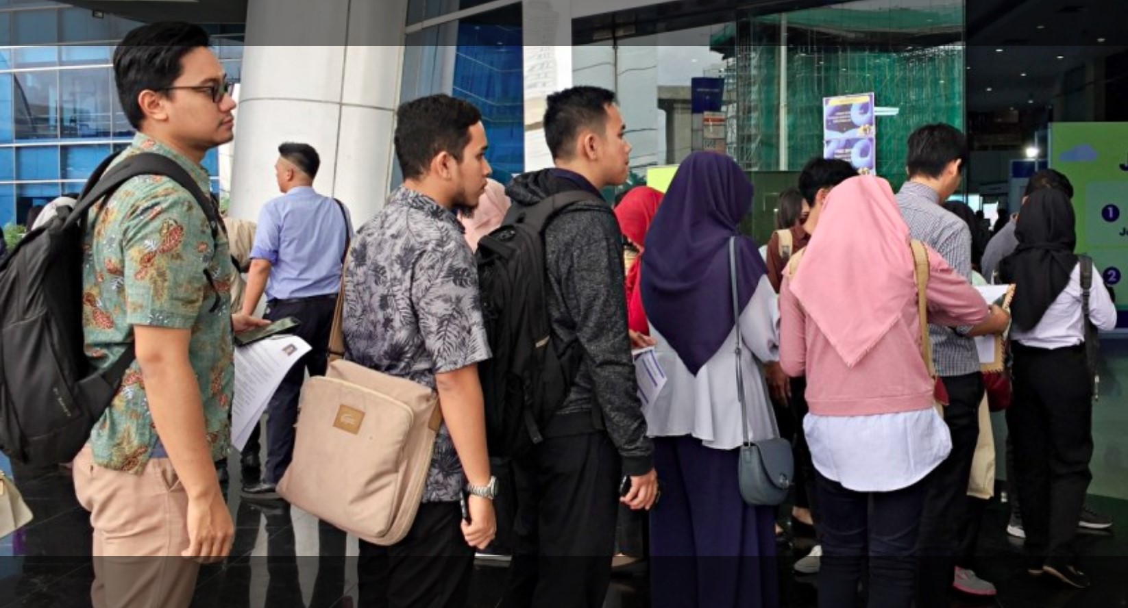 Pelamar kerja di Kalsel antre mengurus kelengkapan berkas lamaran. (Anang)